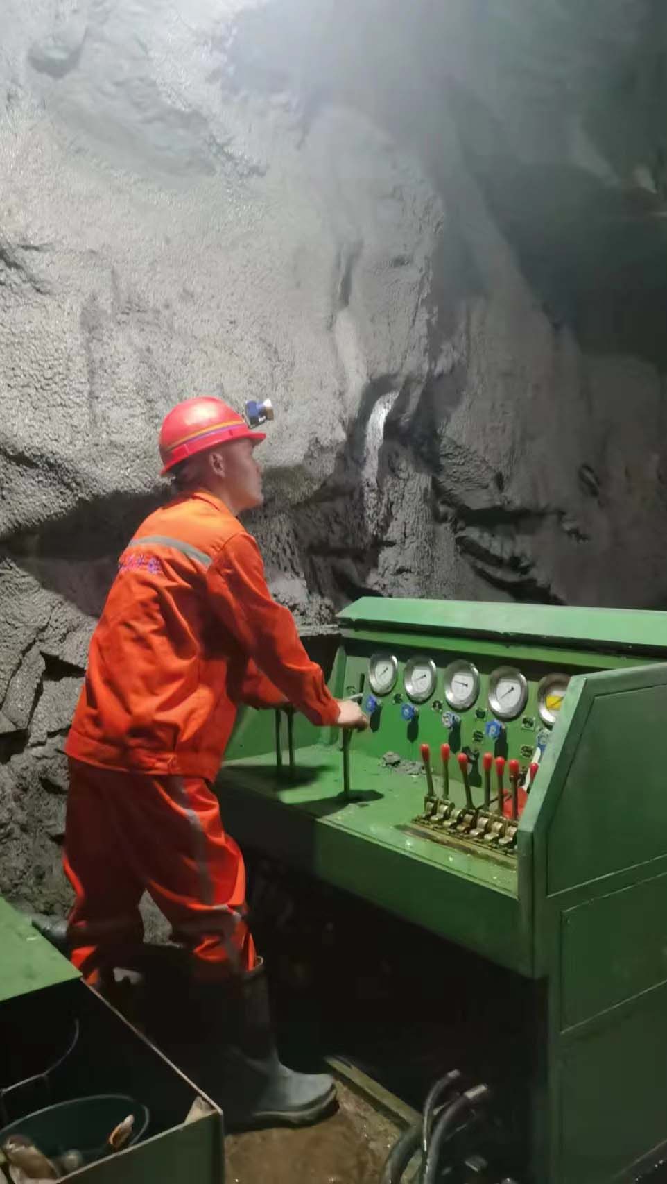 反井鉆機(jī)施工